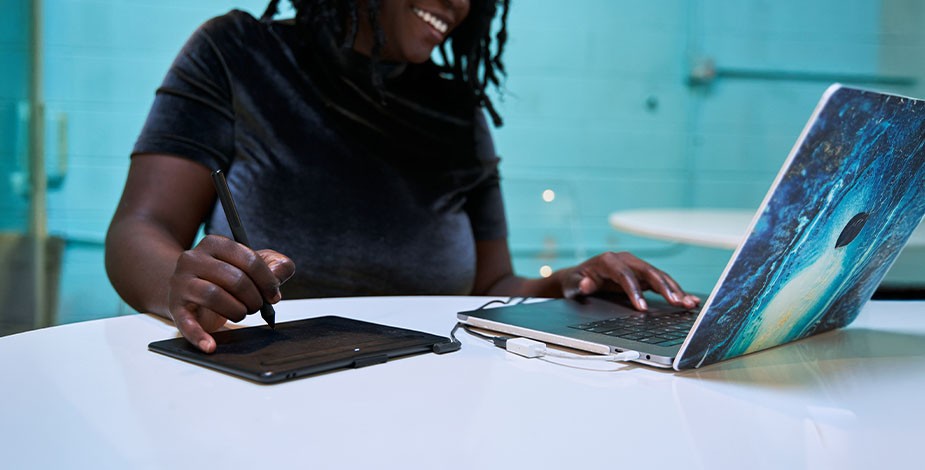 Black woman working on a latptop